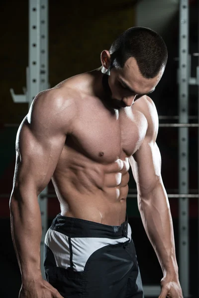 Retrato de um jovem musculoso fisicamente apto — Fotografia de Stock