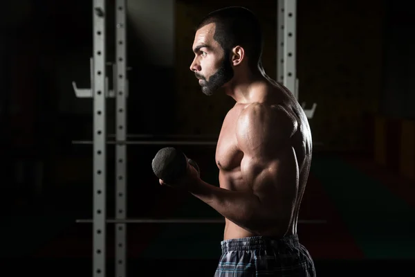 Biceps träning i Gym — Stockfoto