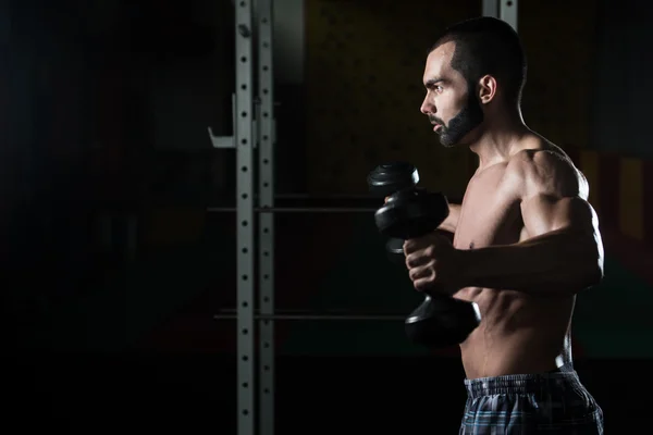 Ombros com halteres Exercício em um ginásio — Fotografia de Stock