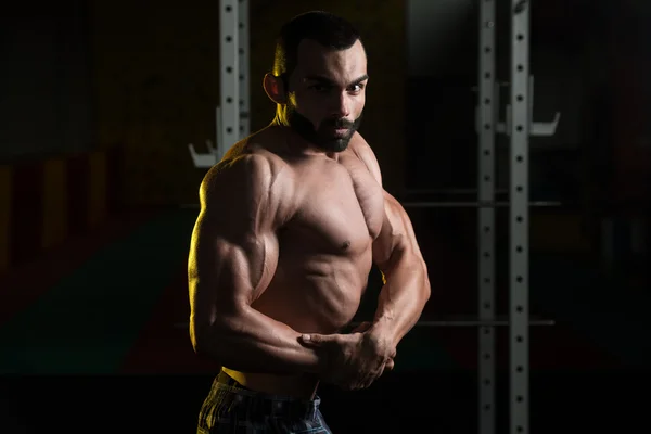 Bodybuilder presterande sidan bröstet utgör — Stockfoto