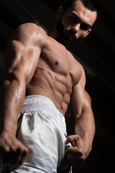 Retrato de un joven musculoso físicamente en forma — Foto de Stock