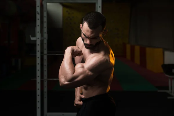 Mladá kulturista protahování svalů Biceps pozice — Stock fotografie