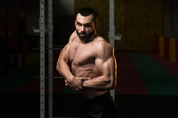 Θέτουν bodybuilder επιδόσεις πλευρά στήθος — Φωτογραφία Αρχείου