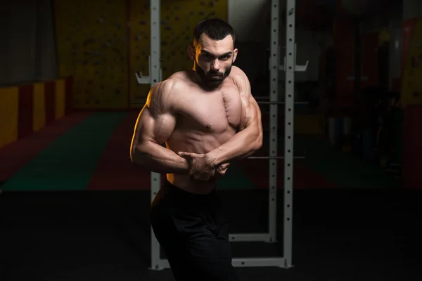 Young Bodybuilder Flexing Muscles Side Chest Pose — Stock Photo, Image