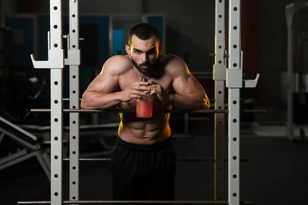 Bodybuilder Boire de l'eau du shaker — Photo