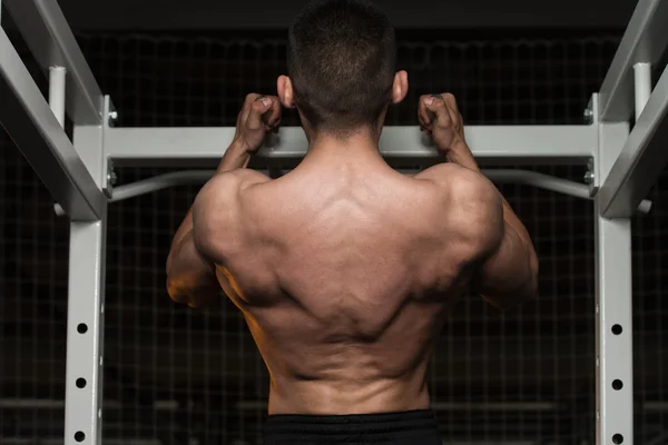 Male Bodybuilding Athlete Doing Pull Ups — Stock Photo, Image