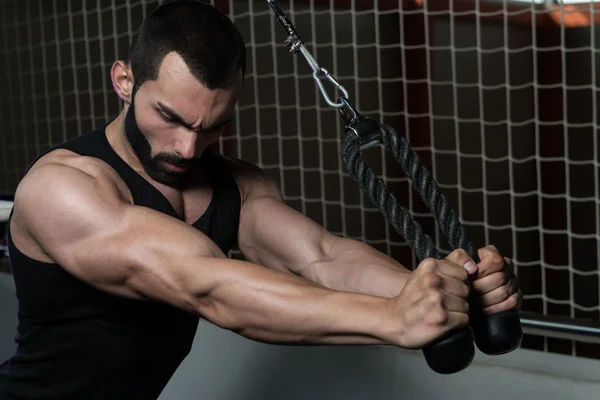 Fisiculturista exercitando tríceps — Fotografia de Stock