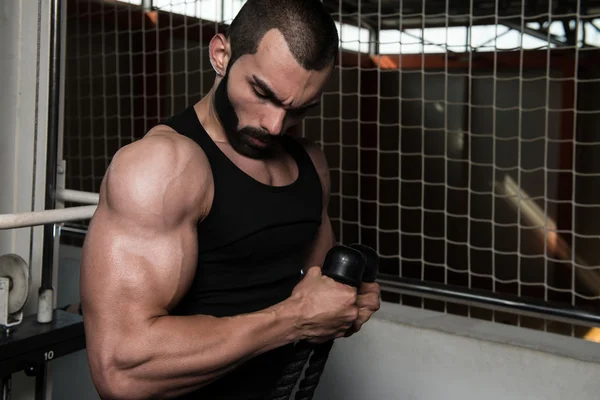 Svalnatý muž cvičení biceps — Stock fotografie