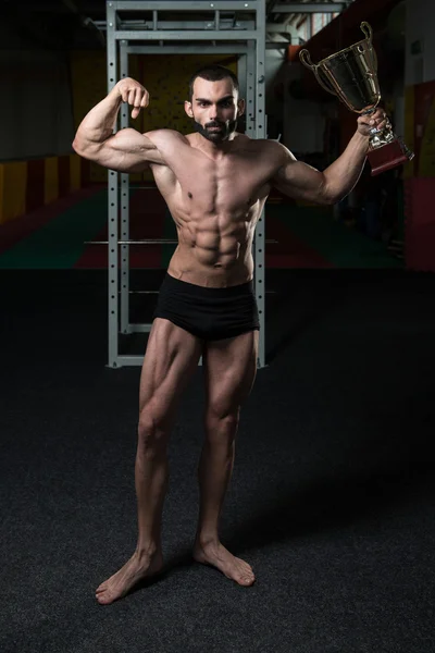 Competidor de Fitness Masculino Mostrando sua Medalha Vencedora — Fotografia de Stock