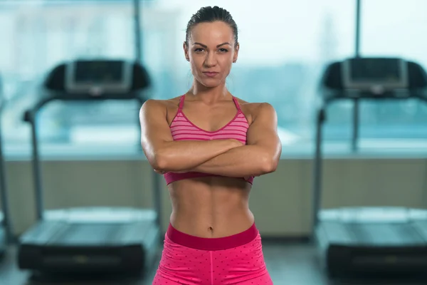 Retrato de uma mulher jovem musculosa fisicamente apta — Fotografia de Stock