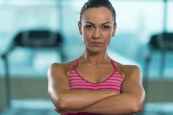 Mujer joven saludable Flexing Músculos — Foto de Stock