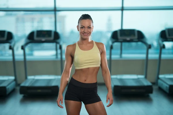 Retrato de uma mulher jovem musculosa fisicamente apta — Fotografia de Stock