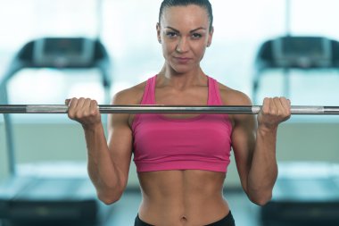 Pazı ile Halter egzersiz yaparak fitness kadın
