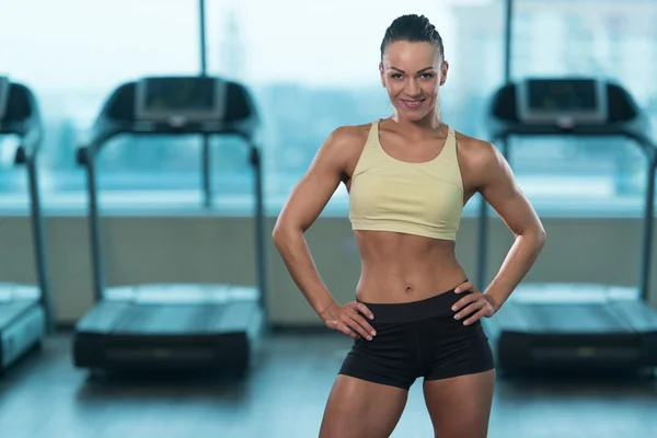 Joven sexy fitness mujer posando en el gimnasio — Foto de Stock