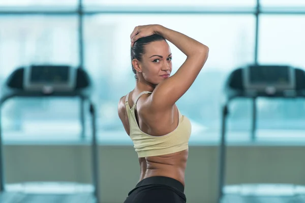 Jeune femme en bonne santé flexion des muscles du dos — Photo
