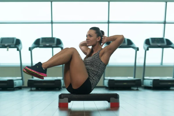 Fitness mulher fazendo exercício abdominal no degrau — Fotografia de Stock