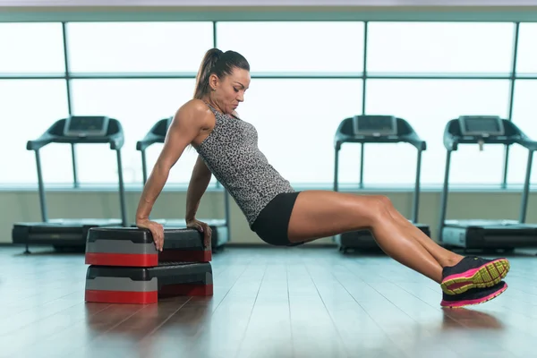 Fitness kvinna gör Triceps övning på Stepper — Stockfoto