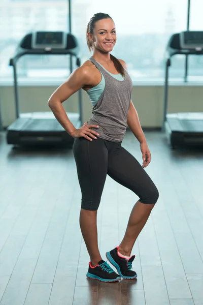 Junge sexy Fitness-Frau posiert im Fitnessstudio — Stockfoto