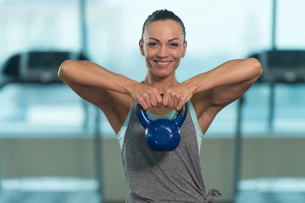 Fitness žena dělá cvičení s konvicí Bell — Stock fotografie