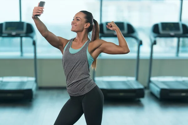 Girl Taking Selfie Picture In Gym — Stock Photo, Image