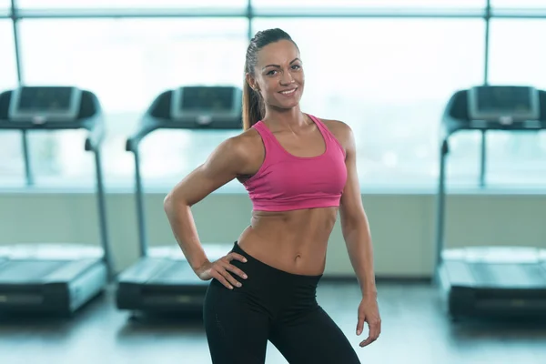 Retrato de una joven musculosa físicamente en forma —  Fotos de Stock