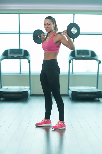 Fitness-Frau macht Bewegung für die Beine — Stockfoto