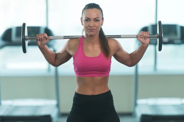 Mujer joven y saludable haciendo ejercicio para las piernas —  Fotos de Stock