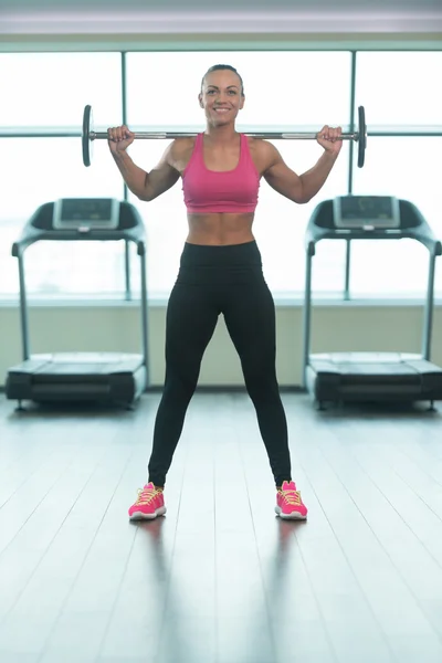 Bacaklar için egzersiz yaparak fitness kadın — Stok fotoğraf