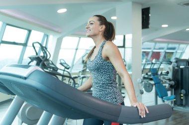 Bir koşu bandı üzerinde egzersiz fitness kadın