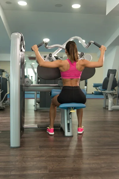 Mujer joven y saludable haciendo ejercicio para la espalda — Foto de Stock