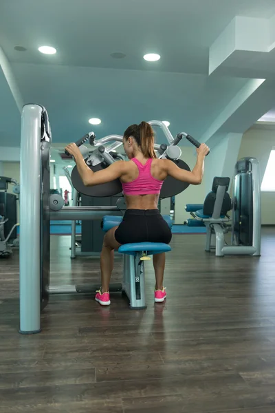 Mujer haciendo ejercicio de peso pesado para la espalda —  Fotos de Stock