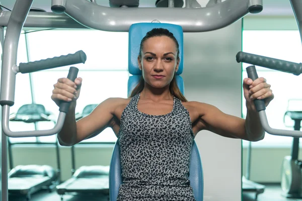 युवा सेक्सी फिटनेस महिला मशीन पर छाती व्यायाम — स्टॉक फ़ोटो, इमेज