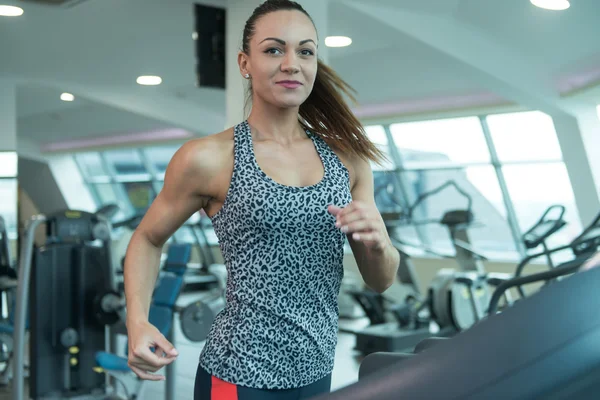 Fitness Mujer haciendo ejercicio en una cinta de correr — Foto de Stock