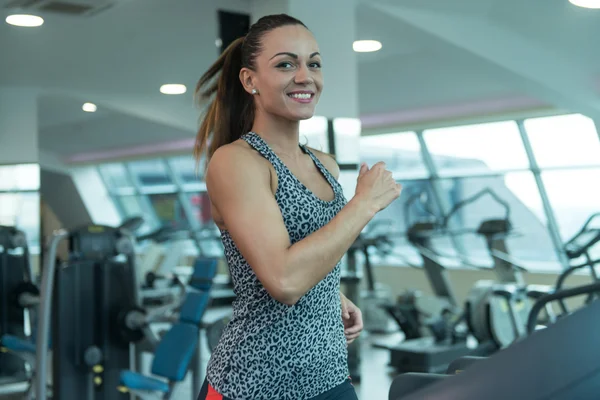 Fitness Mulher se exercitando em uma esteira — Fotografia de Stock