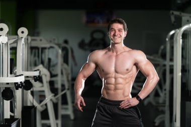 Kasların esneme sağlıklı genç adam