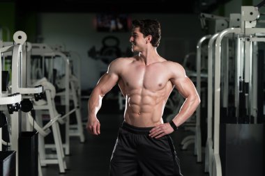 kaslı adam içinde jimnastik salonu kas esneme