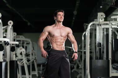 Kasların esneme sağlıklı genç adam