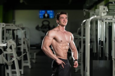 Kasların esneme sağlıklı genç adam