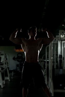 Siluet Bodybuilder Performans Ön Çift Pazı Poz