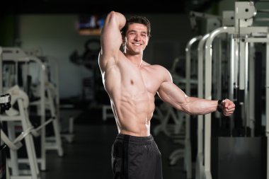 Kasların esneme sağlıklı genç adam