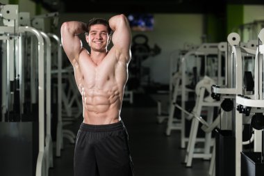 Kasların esneme sağlıklı genç adam