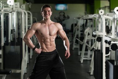 Kasların esneme sağlıklı genç adam