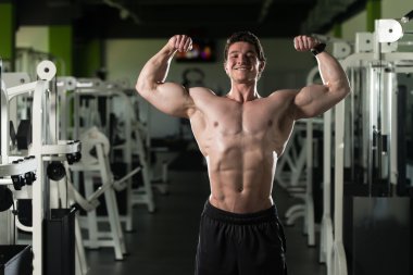 Spor salonu açık çifte kol kası poz esneme vücut geliştirmeci