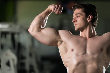 Vücut geliştirmeci Fitness Model çifte kol kası egzersizleri sonra poz