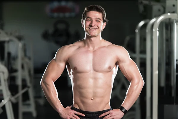 Portret sprawny fizycznie mięśni młody człowiek — Zdjęcie stockowe