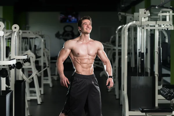 Hombre sano con paquete de seis —  Fotos de Stock