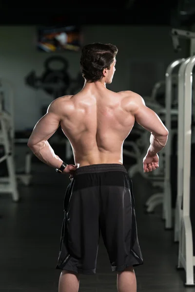 Muscular hombre flexión espalda músculos Pose —  Fotos de Stock