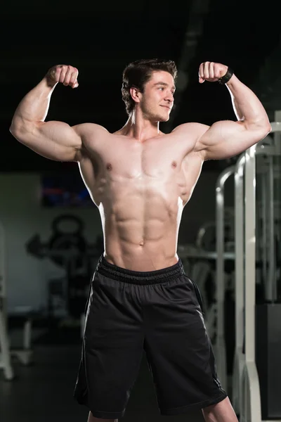 Bodybuilder Performing Front Double Biceps Pose In Gym — Stock Photo, Image