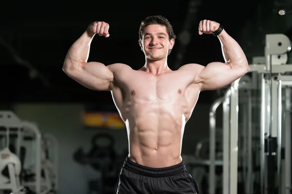 Modelo da aptidão do halterofilista que possua bíceps dobro após exercícios — Fotografia de Stock