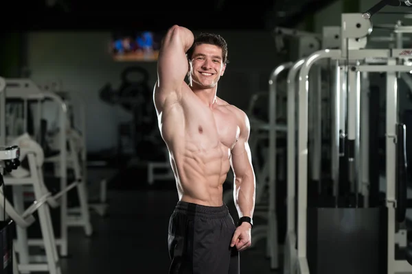 Gesunder junger Mann lässt Muskeln spielen — Stockfoto